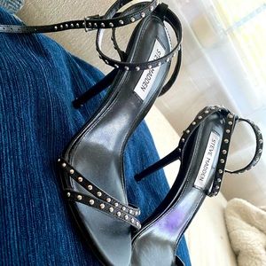 Beautiful like new  steve maddens!!